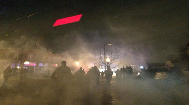 Corresponsal de teleSUR desde Ferguson reportó que la policía utiliza perdigones y gases lacrimógenos para reprimir protestas (@chalexhall)