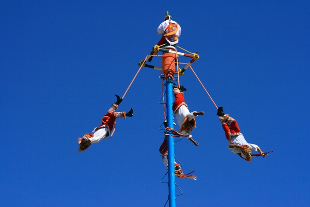 Ceremonia de los Voladores es un rito mexicano asociado con la fertilidad.