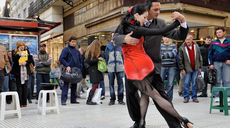 El tango se originó en las clases trabajadoras de Montevideo (Uruguay) y Buenos Aires  (Argentina).