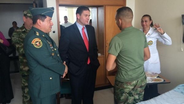 El ministro de Defensa colombiano visitó a uno de los liberados (Foto:@mindefensa)