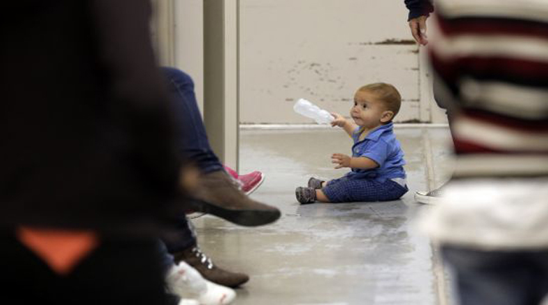 Miles de bebés y niños se encuentran en el centro de detención de Brownsville, Texas. 