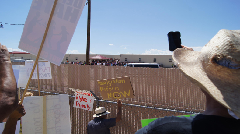 Decenas de residentes locales muestran su apoyo a los detenidos.