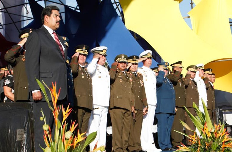 Maduro entona el himno nacional con el alto mando miliar