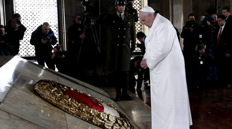 El papa Francisco asistió a una ceremonia floral en el Mausoleo de Mustafa Kemal Ataturk, en Ankara (Turquía).