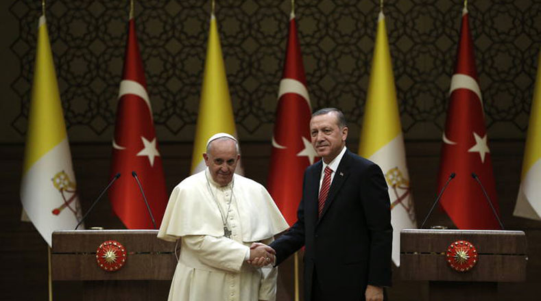 El papa Francisco saluda al presidente turco Recep Tayyip Erdogan en una rueda de prensa ofrecida luego de una reunión sostenida en el palacio presidencial. 