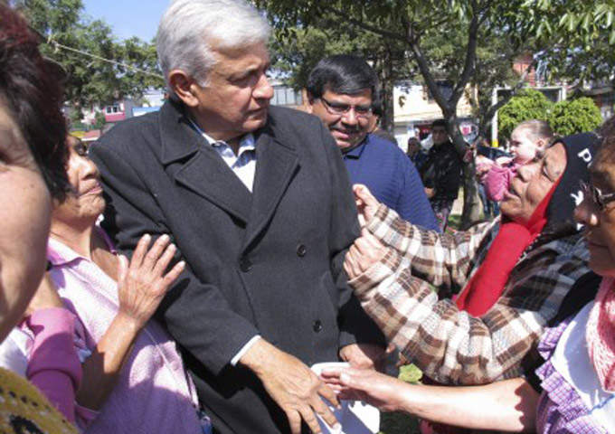 López Obrador asegura que los entes públicos se encuentran bajo dominio del gobierno de Peña Nieto