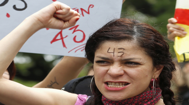 Está chica argentina gritó indignada por la repentina detención de los 43 estudiantes el pasado 26 de septiembre. 