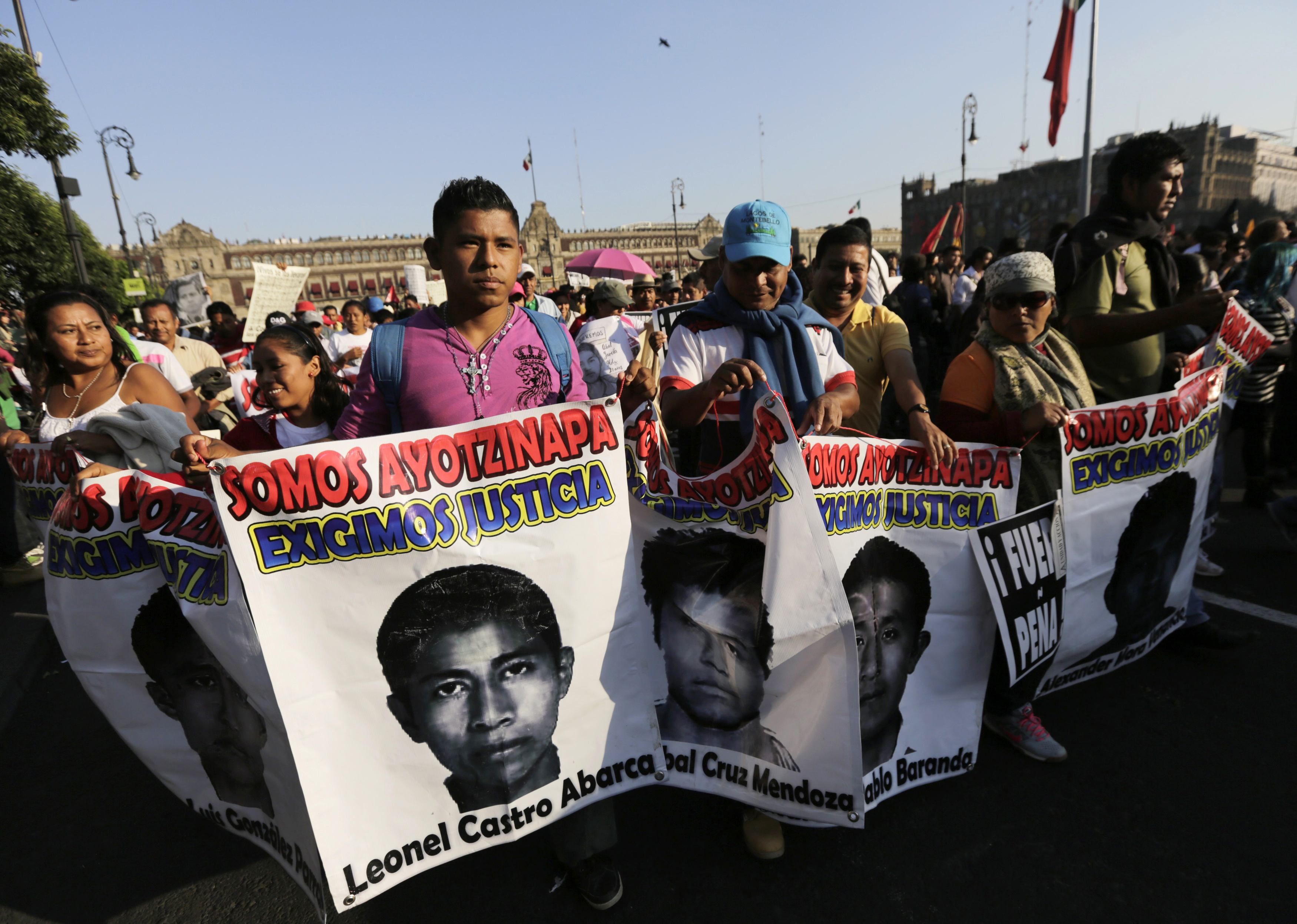 En el Zócalo miles de mexicanos marcharon para exigir justicia por sus compañeros. 