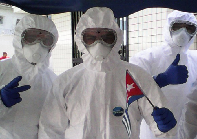 Médicos cubanos en Sierra Leona combatiendo el ébola.