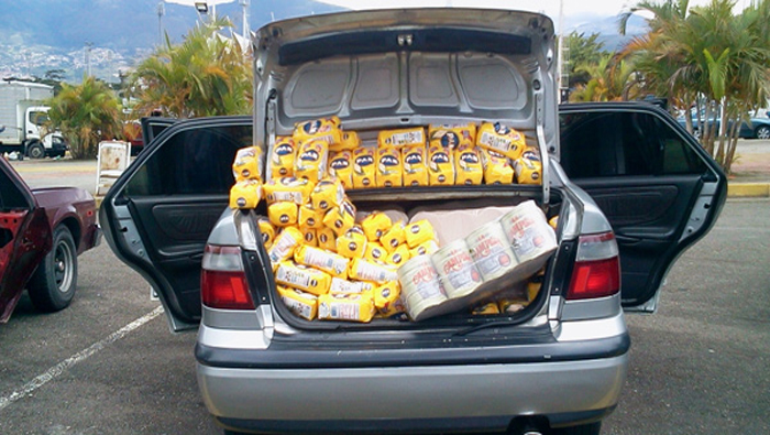 El contrabando de alimentos usa carros particulares para desviar harina de maíz venezolana a Colombia. (Foto: Archivo)