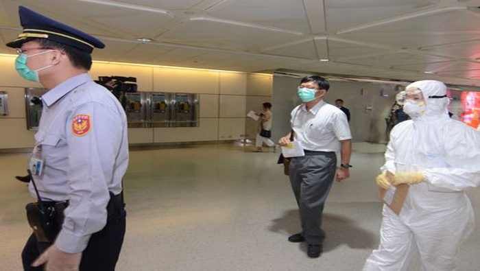 Las autoridades aconsejaron a las personas que regresan de países africanos que se realicen un chequeo médico para descartar el ébola.