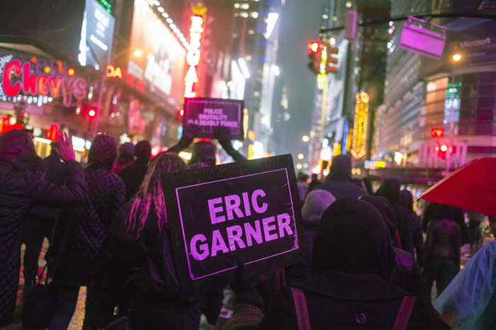 Las protestas se desataron cuando un jurado de Nueva York declinó presentar cargos contra el oficial Daniel Pantaleo que estranguló a Eric Garner.