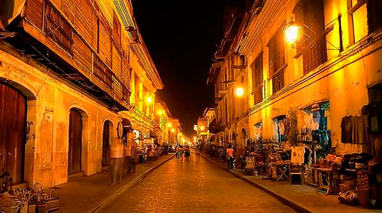 Calle Crisologo en la noche, Vigán, Filipinas. (Foto: travel.nationalgeographic.com).