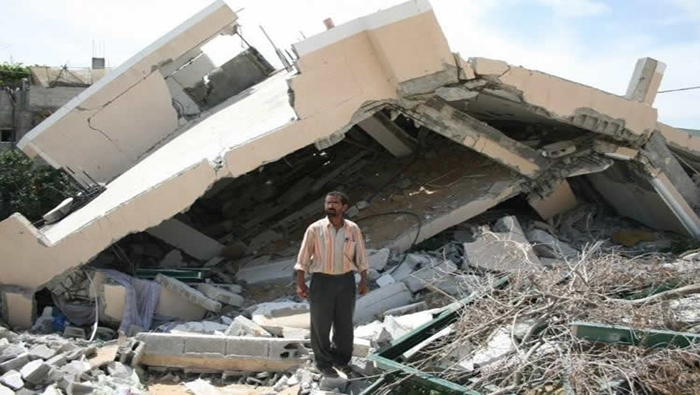 Un hombre en medio de las ruinas de su casa demolida. (Foto: Palestina Libre)