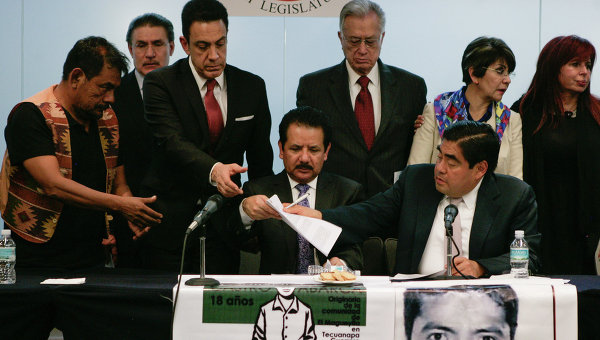 Padres y familiares de los 43 normalistas desaparecidos de Ayotzinapa acudieron por primera vez al Senado.