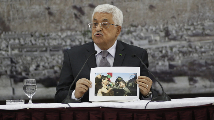 Abbas decretó tres días de luto nacional en el país.