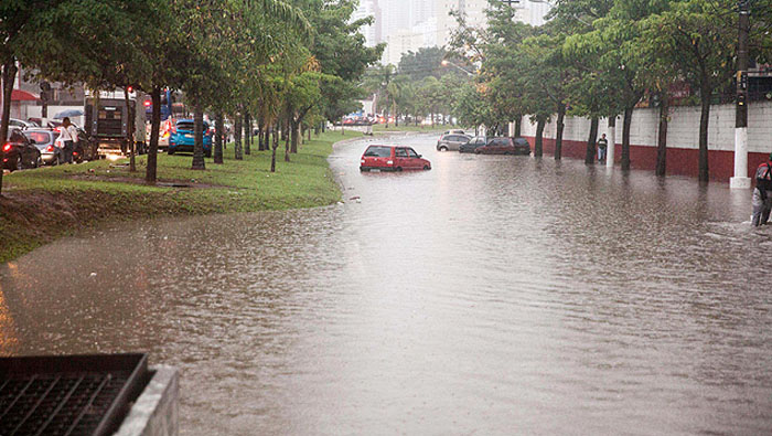 Las lluvias causaron inundaciones y bloqueos en varias vías de la ciudad.