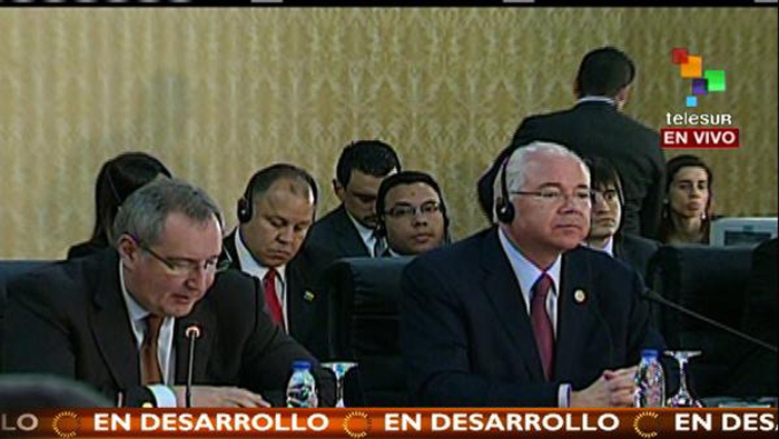 Los funcionarios sostienen un encuentro en la sede de la Cancillería venezolana.