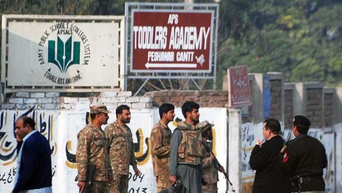 La situación de secuestro permanece en Peshawar; donde seis hombres armados se enfrentan a las autoridades