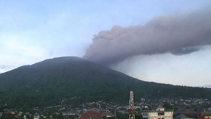 El volcán se encuentra en el archipiélago indonesio de las Molucas.
