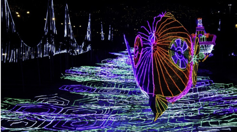  La mayor parte del río Medellín está decorado con imágenes alegóricas y con luces led.