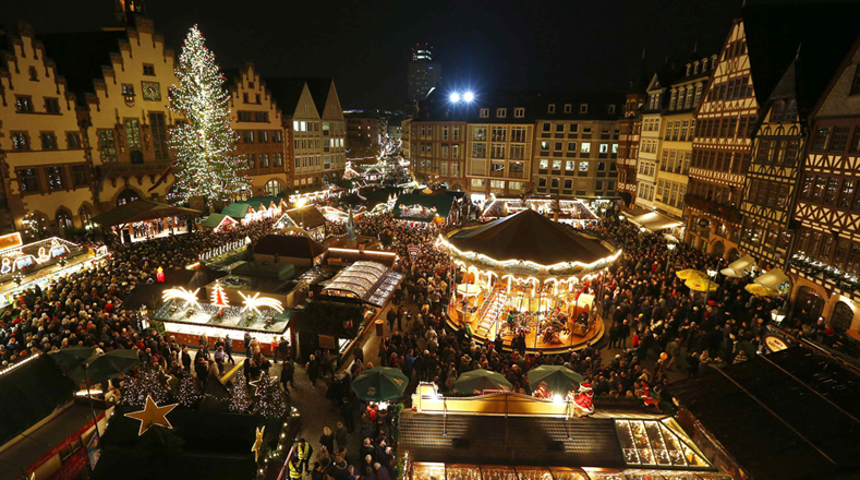 El Mercado de Navidad de Frankfurt, ubicado en la plaza de Römerberg, es uno de los más grandes de Alemania. Ofrece a sus visitantes artesanía y comida alemana.