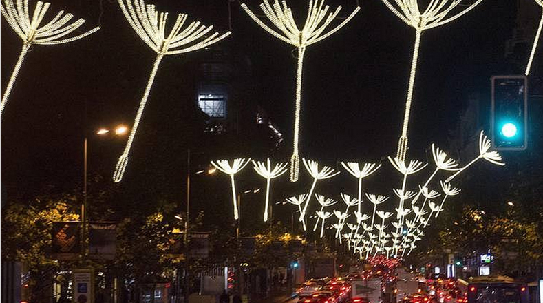 Las principales calles de Madrid (España) también permanecen llenas de luces.