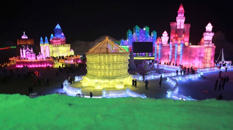 Esculturas de hielo con iluminación de colores en la provincia de Heilongjiang (China).
