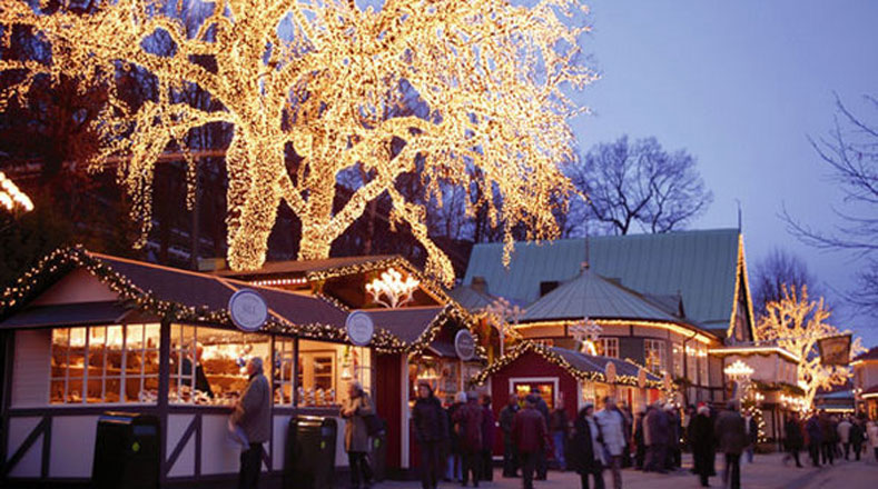Los árboles y los edificios son decorados en el mercado de Navidad más grande de Escandinavia, dentro del parque temático Liseberg en Gotemburgo (Suecia).