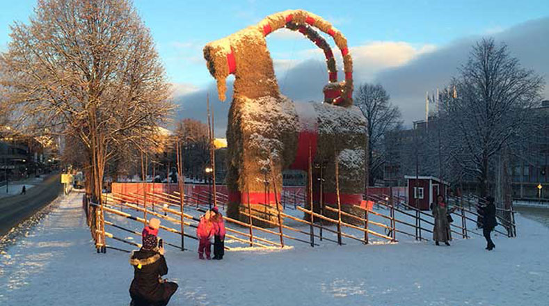 Un carnero de heno decora un espacio en la ciudad de Gävle, Suecia. 