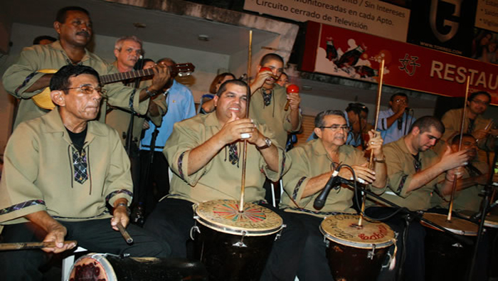 En Venezuela la gaita se interpreta con furruco o furro, tambora, maracas, charrasca (especie de güiro) y cuatro.