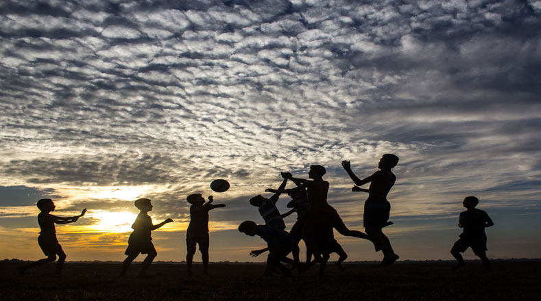 Jóvenes en la India reciben el  2015 jugando fútbol