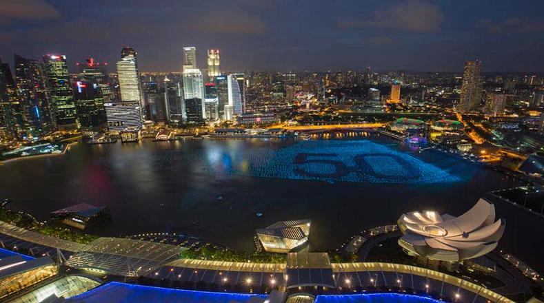 Singapur se ilumina por la llegada del año 2015.
