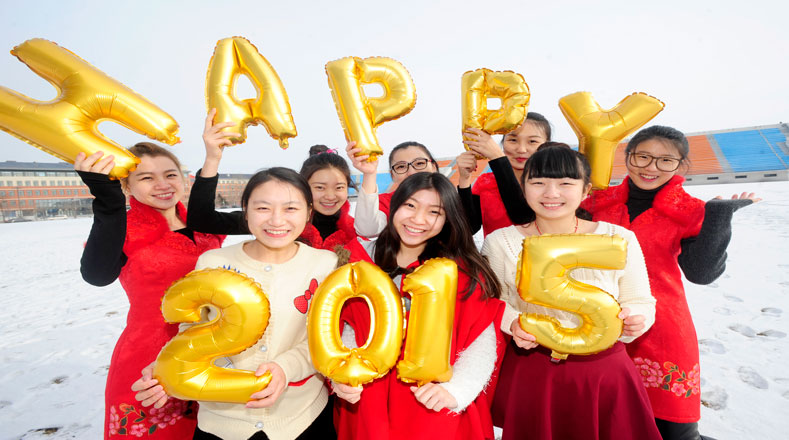 Escuelas chinas celebran la llegada del año 2015.