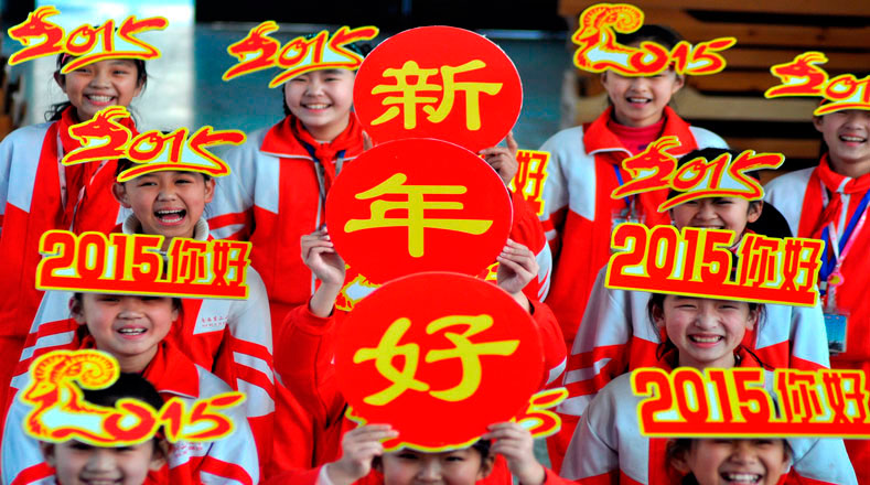 Niños en China salen a las calles para recibir el año 2015.