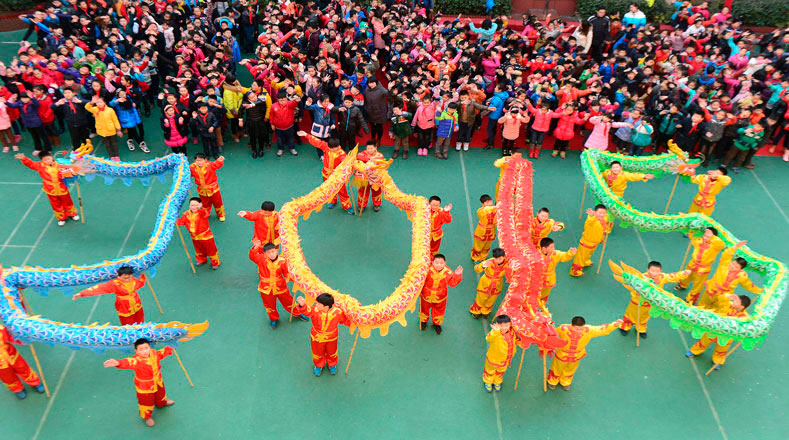 Escuela secundaria de China celebra con colorido acto la llegada del año 2015