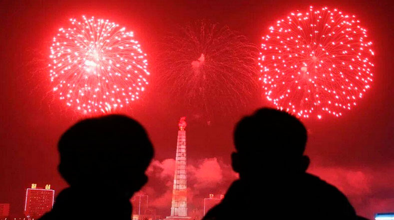 Corea del Norte recibe con fuegos artificiales el año 2015