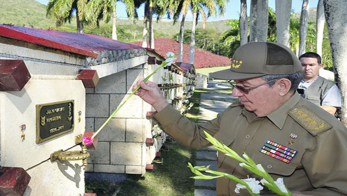 Durante su visita al Cementerio de Santa Ifigenia de La Habana el jefe de Estado realizado un recordatorio especial a su compañero sentimental, Vilma Espín