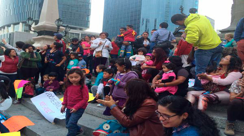 Los niños asistentes a la concentración escriben cartas por los 42 normalistas desaparecidos tras una arremetida policial en Iguala (sur de México).