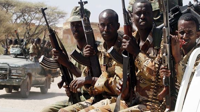 Los militares somalíes mantienen enfrentamientos contra el grupo radical.