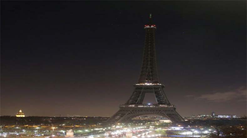 La torre Eiffel de París, uno de los monumentos más emblemáticos del mundo, apagó sus luces en muestra de luto por las doce víctimas del atentado.