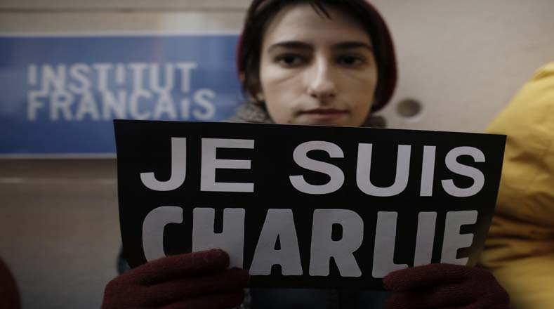 El mensaje "Je Suis Charlie" llegó hasta Grecia, donde repudiaron el ataque.