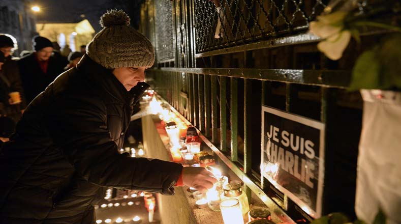 En Hungría se encendieron velas frente a la embajada francesa para recordar a las víctimas del atentado.