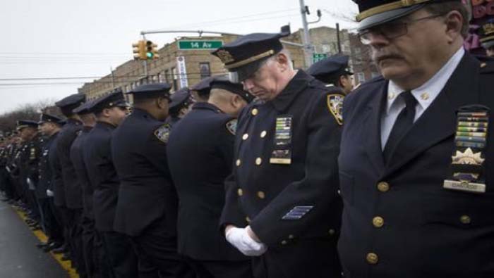 Los policías de Nueva York dieron la espalda al alcalde Bill de Blasio durante los funerales de oficiales caídos.