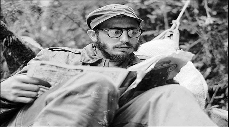 A pesar del peligro de la batalla, Fidel siempre encontraba tiempo para leer y diseñar estrategias militares para vencer a las fuerzas de Batista.