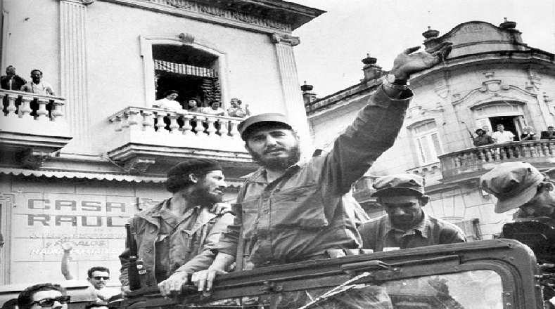 A su paso por los diferentes pueblos de Cuba, Fidel y los combatientes fueron recibidos como héroes.