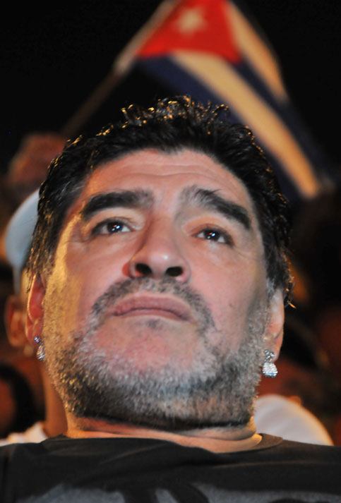 Maradona felicitó a Silvio tras la presentación. 