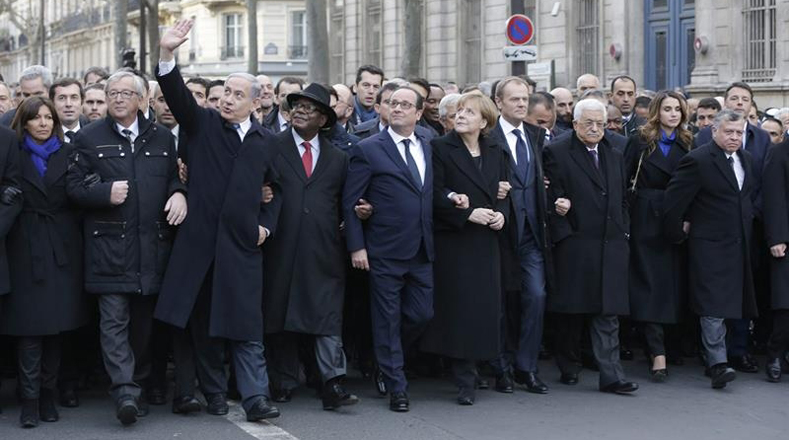 El presidente francés, Francois Hollande, acompañado por los Jefes de Estado y líderes mundiales que asistieron a la marcha de solidaridad en las calles de París.