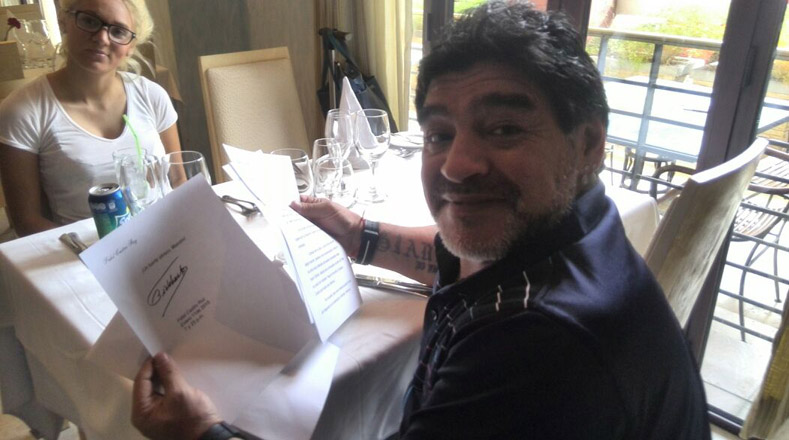 El astro del fútbol Diego Armando Maradona lee la carta escrita por el líder de la Revolución Cubana Fidel Castro.