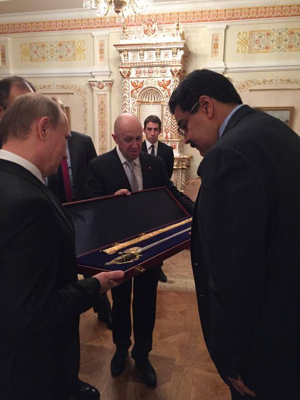 Presidente Valdimir Putin entrega a Nicolás Maduro la última réplica de la espada de Simón Bolivar.